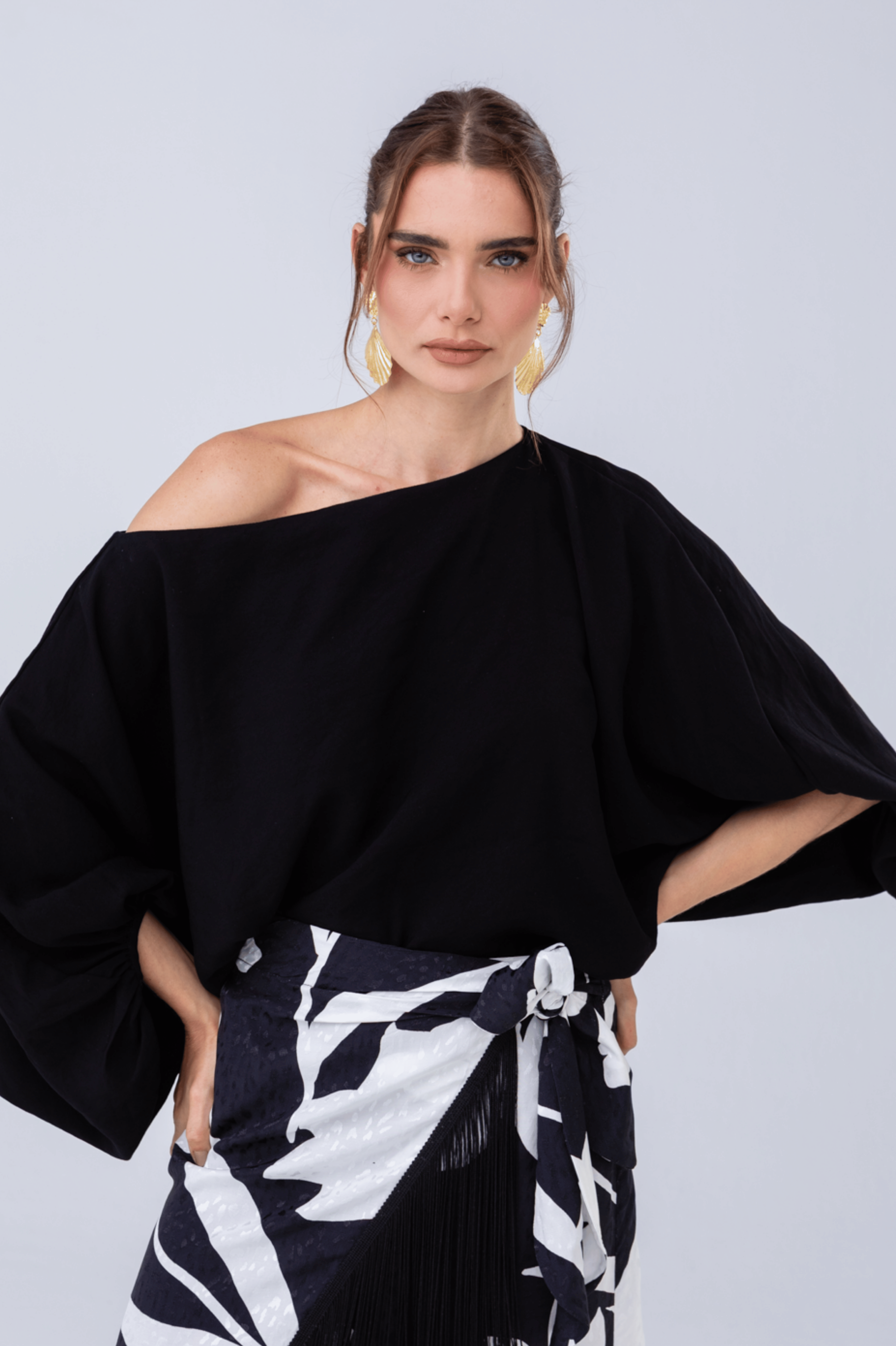 PTJ3075290 falda estampada con boleros y blusa negra