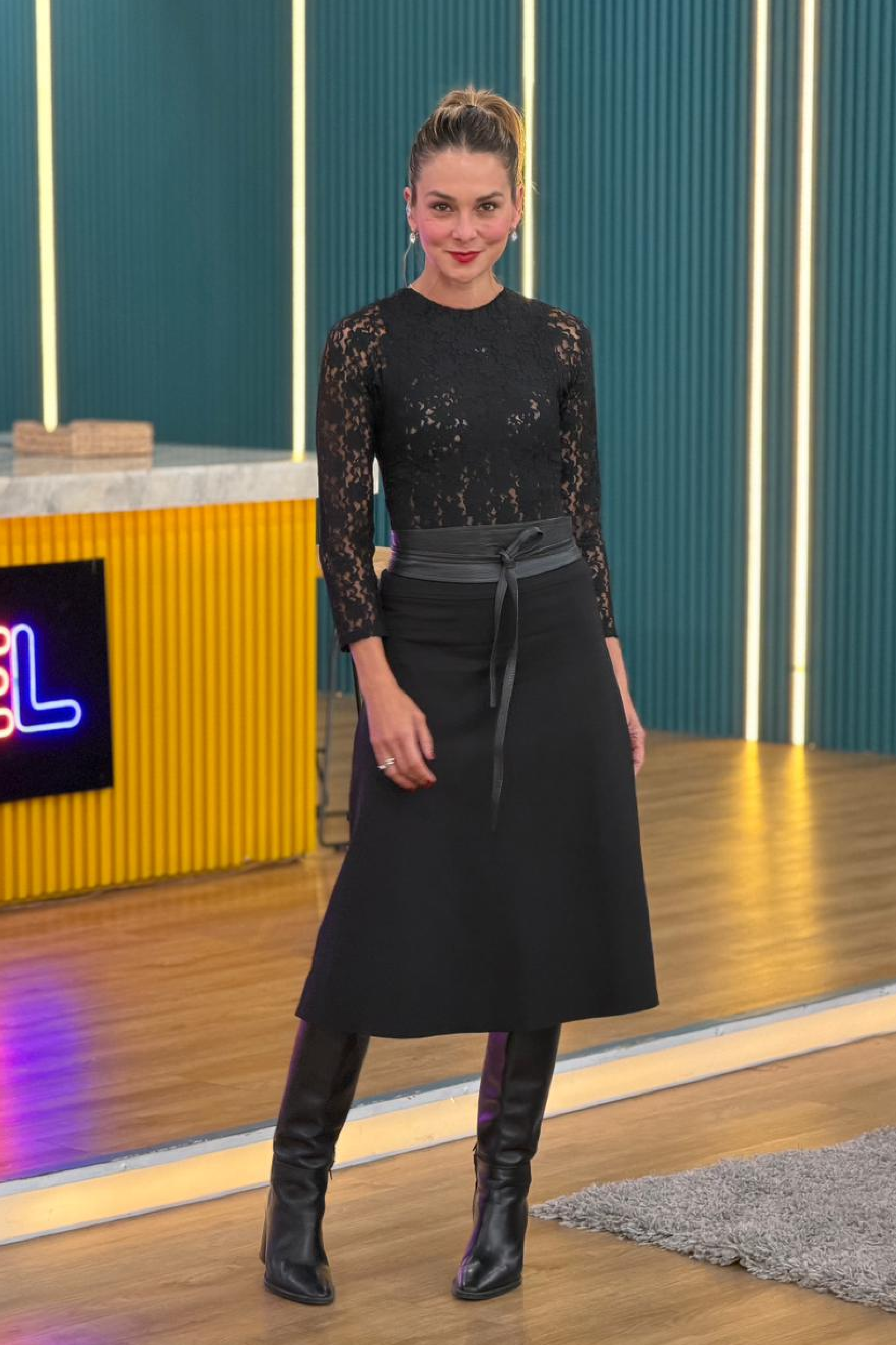 PTJ30842900 falda midi color negro con cinturón