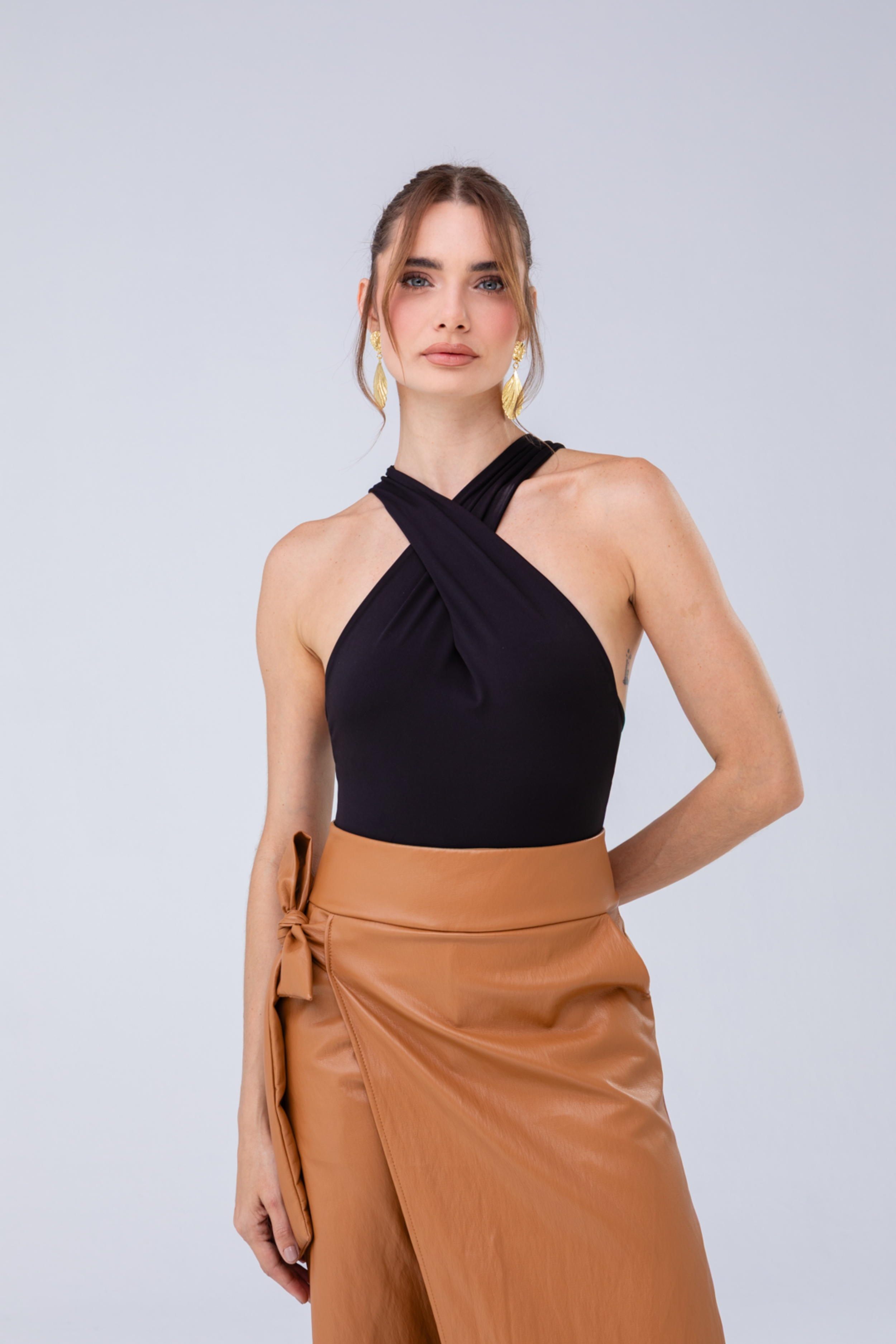PTJ309124 pantalón con lazos y blusa negra tipo cuero.