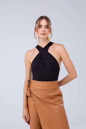 PTJ309124 pantalón con lazos y blusa negra tipo cuero.