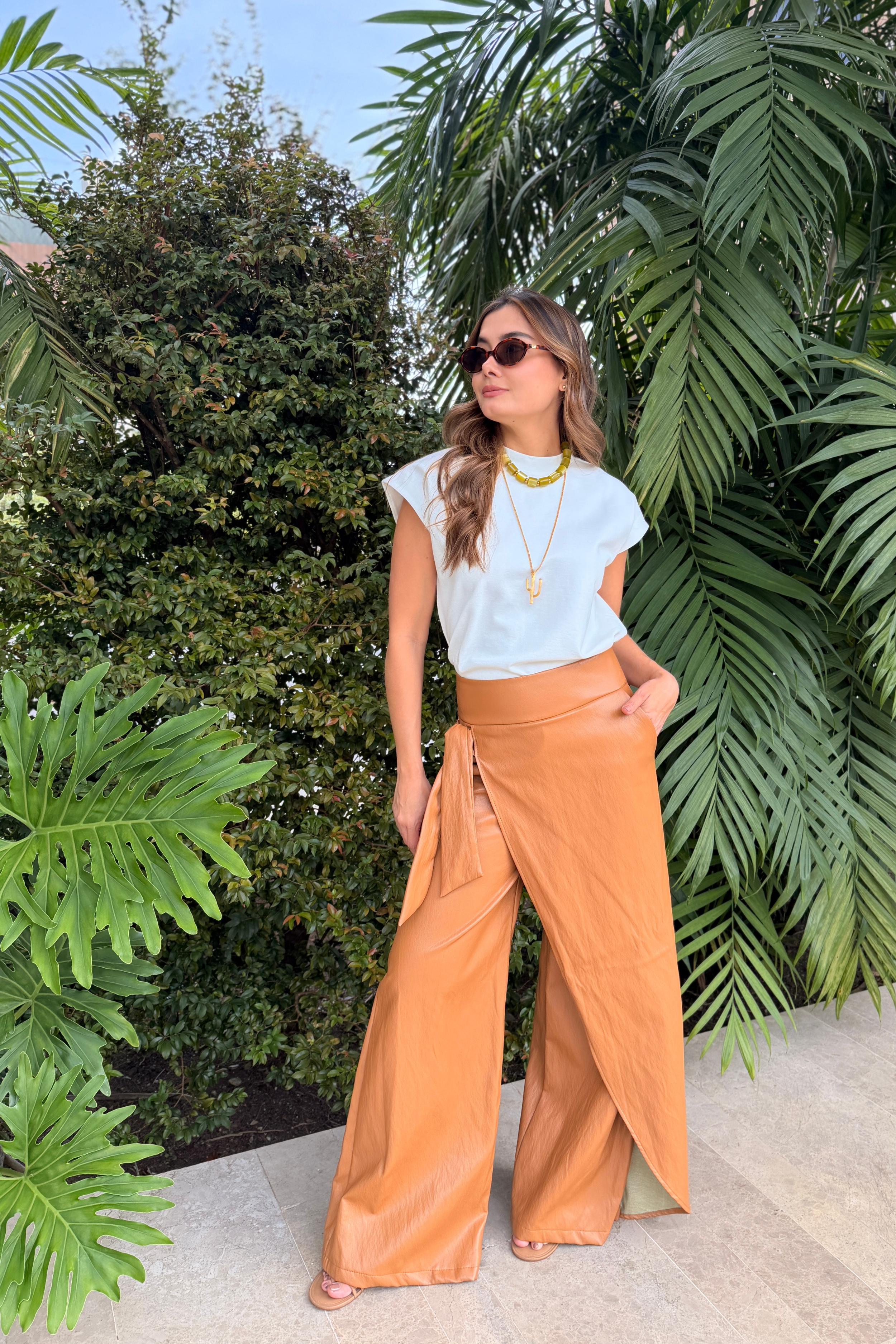 PTJ309124 pantalón con lazos y blusa blanca