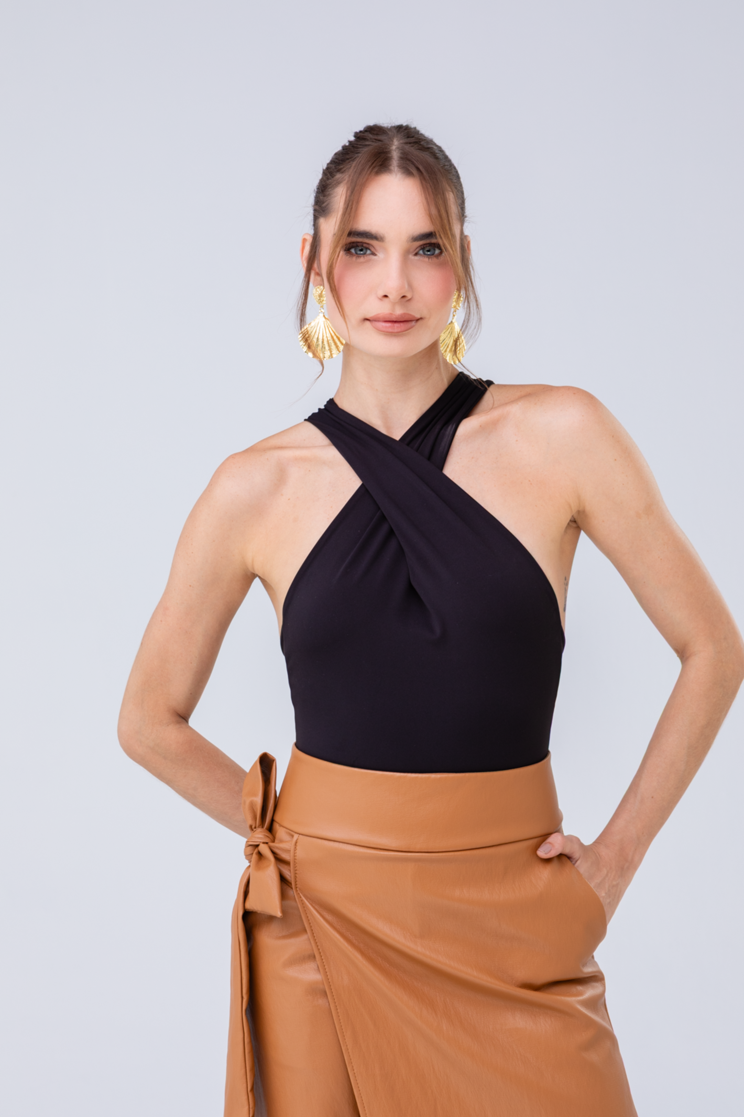 PTJ309124 pantalón con lazos y blusa negra y aretes