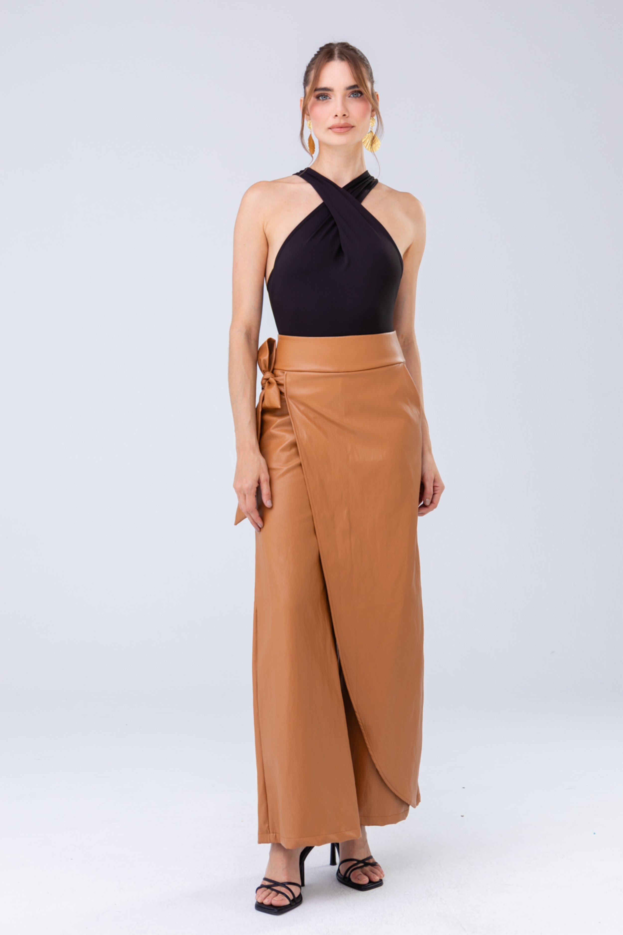 PTJ309124 pantalón con lazos y blusa negra