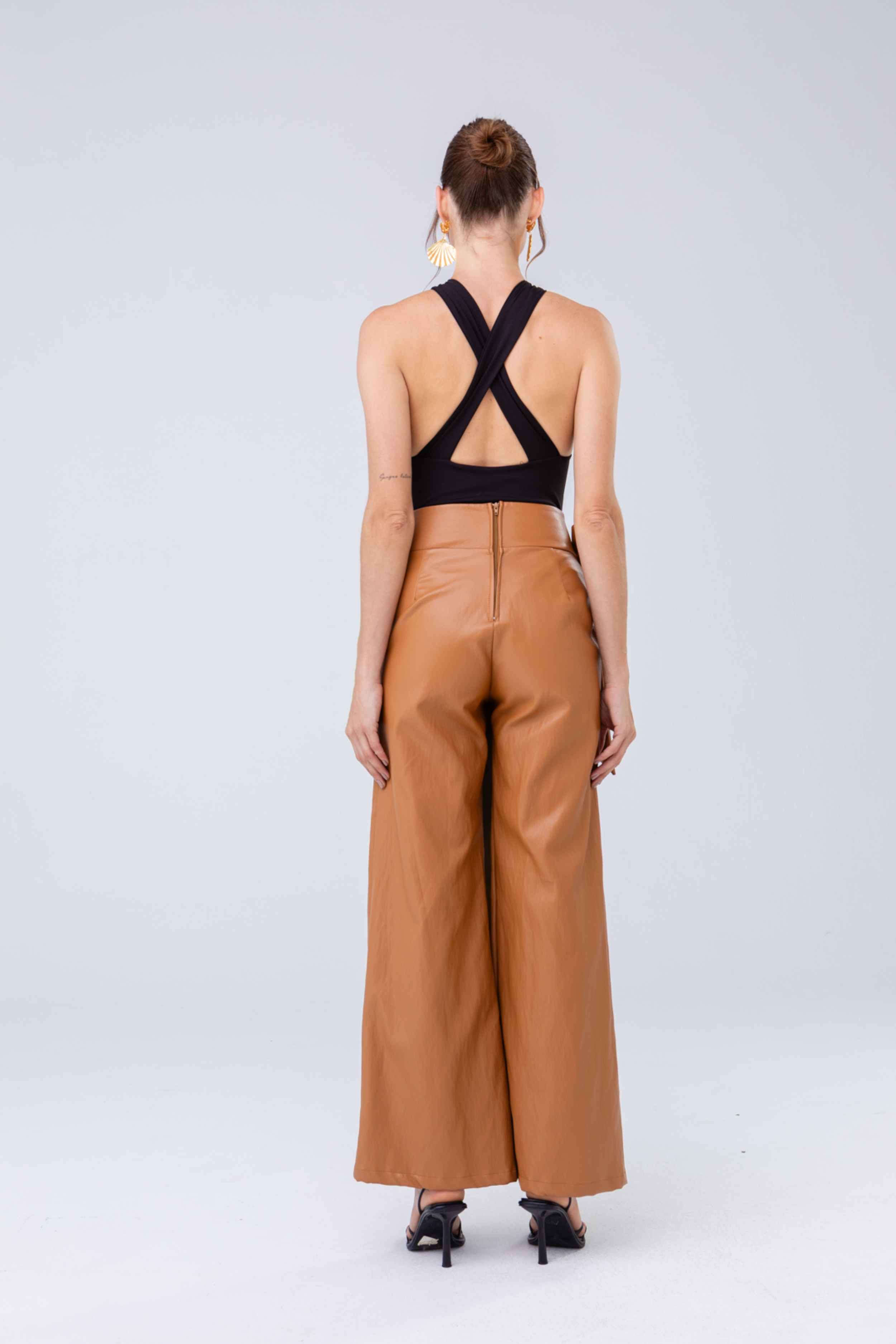 PTJ309124 pantalón con lazos y blusa negra