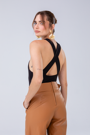 PTJ309124 pantalón con lazos y blusa negra