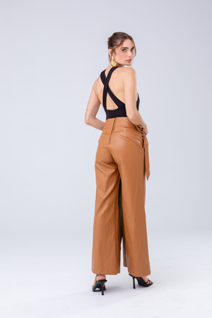 PTJ309124 pantalón con lazos y blusa negra