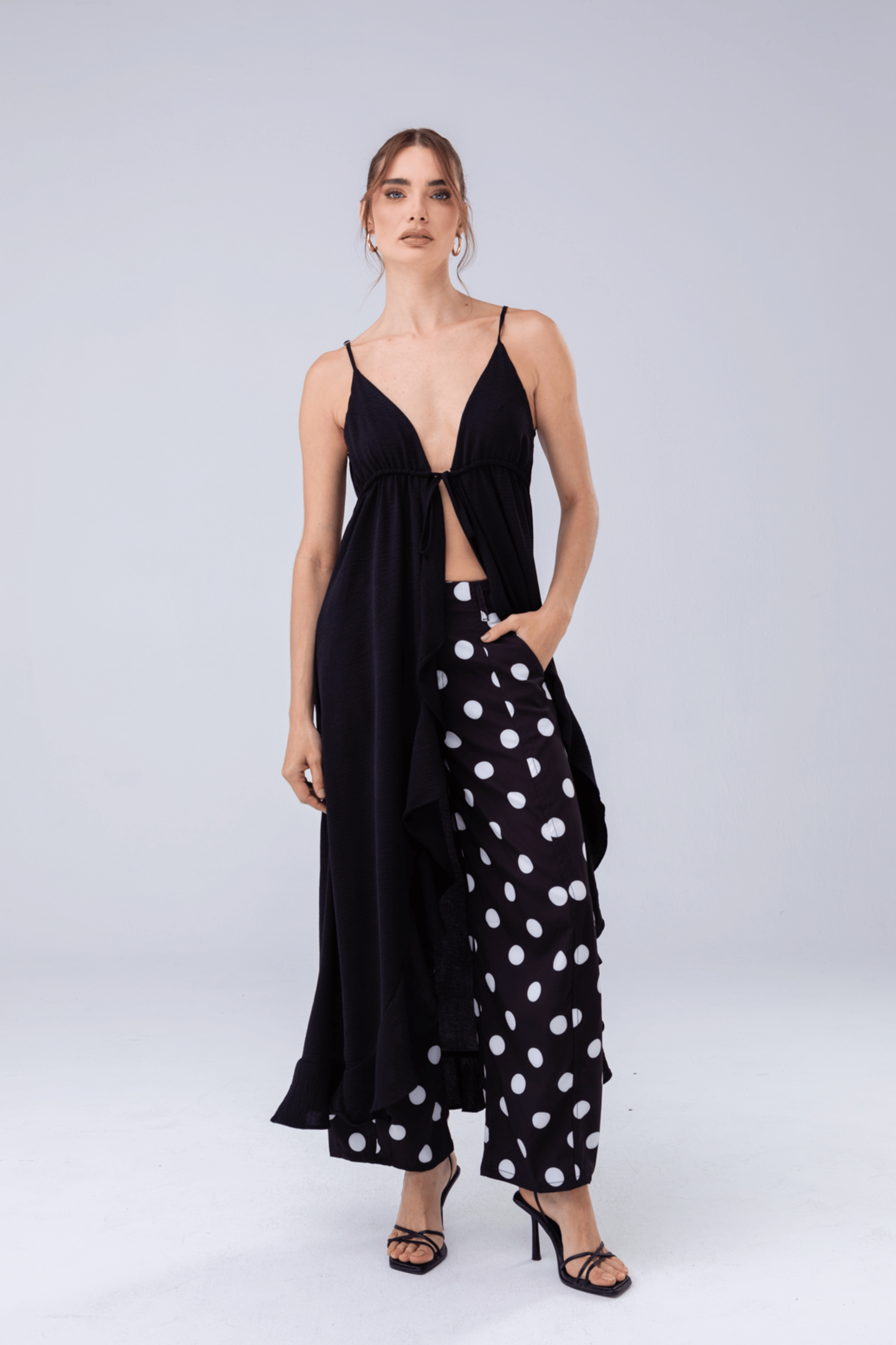 PTJ316312 blusa negra con pantalón de bolas