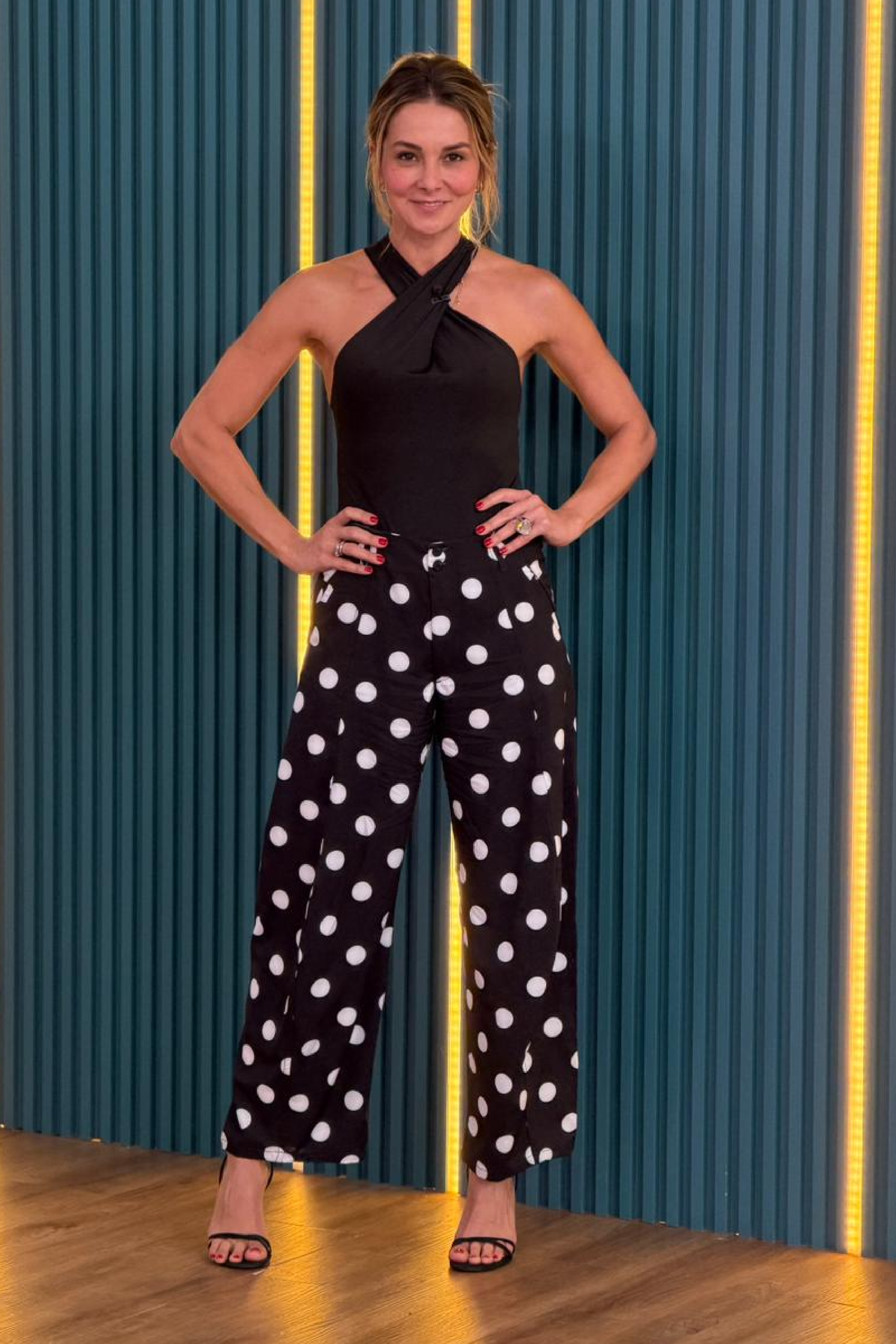 PTJ316312 blusa negra con pantalón de bolas