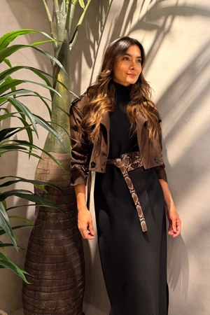 PTJ01073200017 correa con hebilla plateada con vestido negro