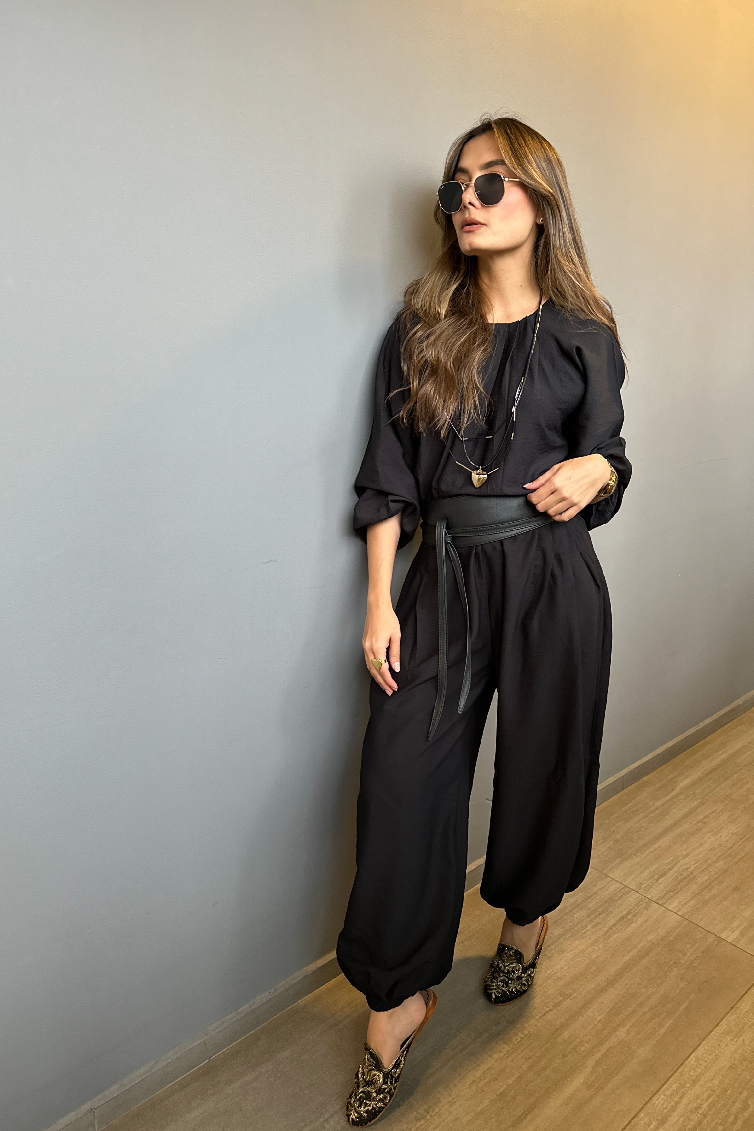 PTJ400230 pantalón negro con resortes y blusa negra 