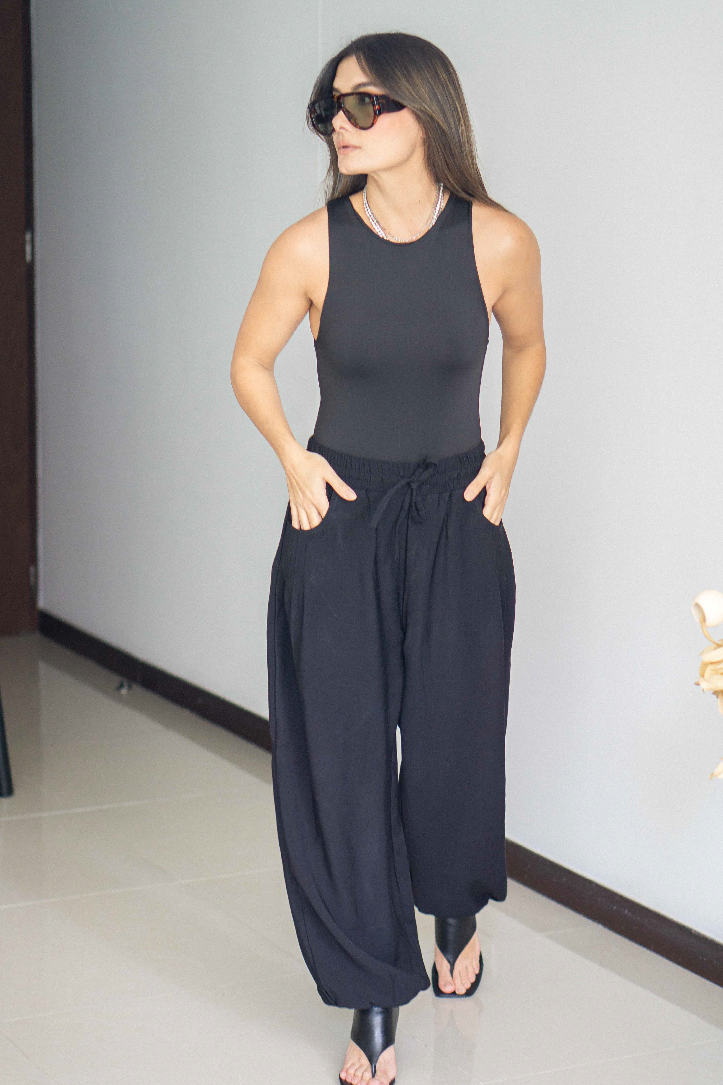 PTJ400230 pantalón negro de lazos con body negro
