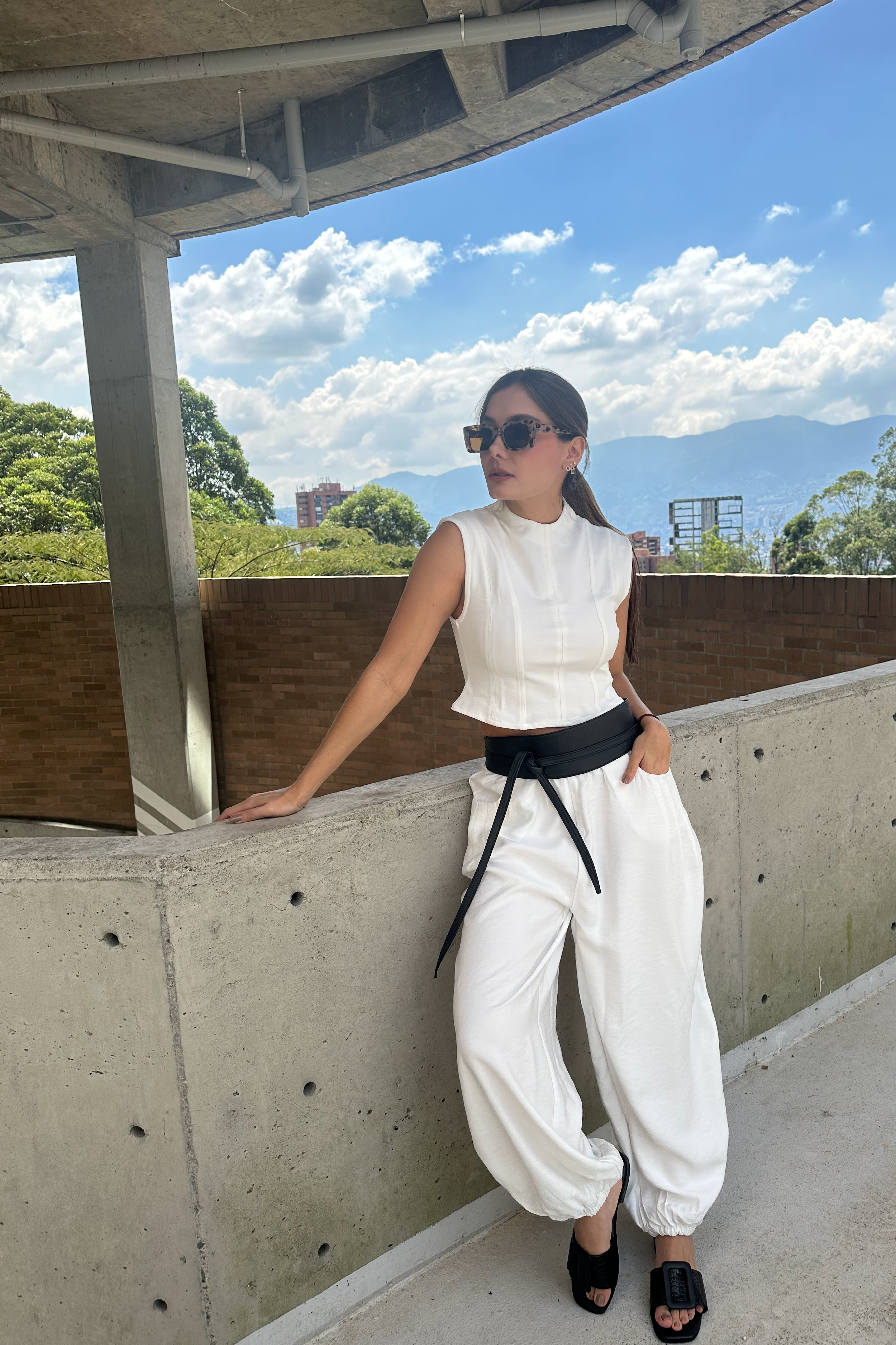 PTJ4002300 pantalón con cinturón negro