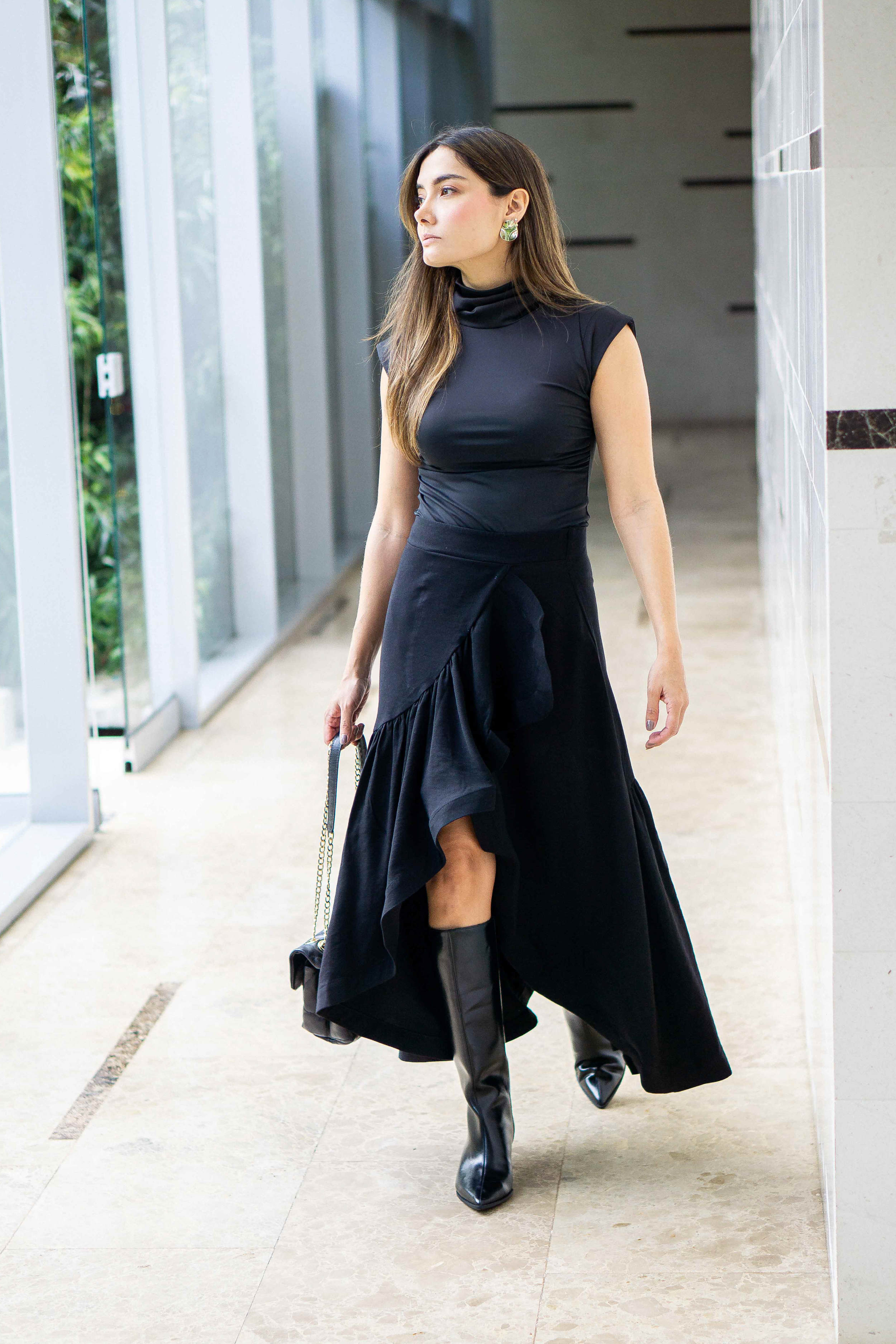 PTJ401529 blusa negra con cuello y falda de boleros