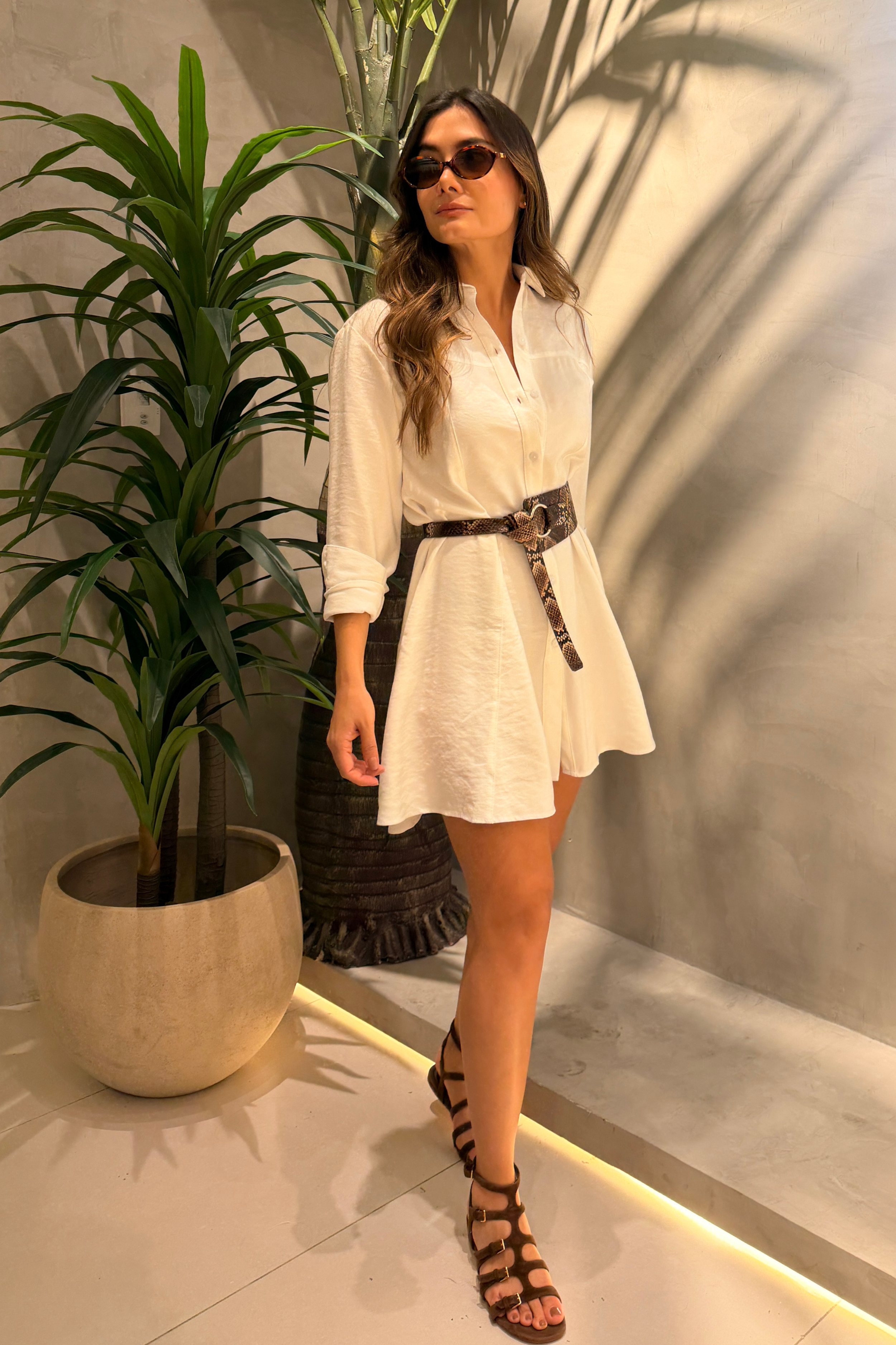PTJ4021 vestido corto con cinturón y sandalias