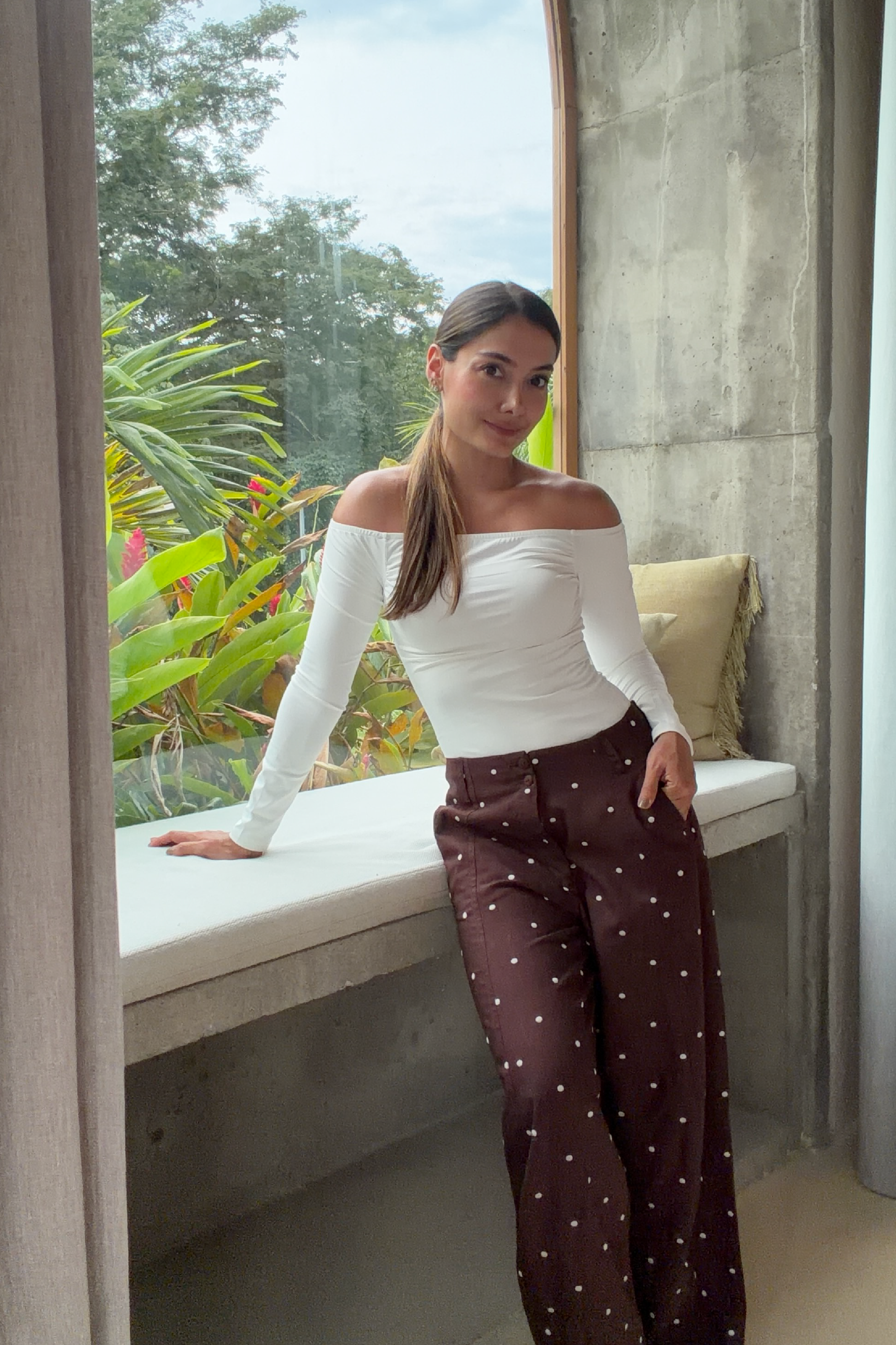 PTJ402929000110 pantalón con bolsillos con saco blanco