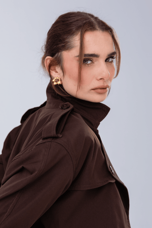 PTJ4037 chaqueta café con accesorios y bolsillos