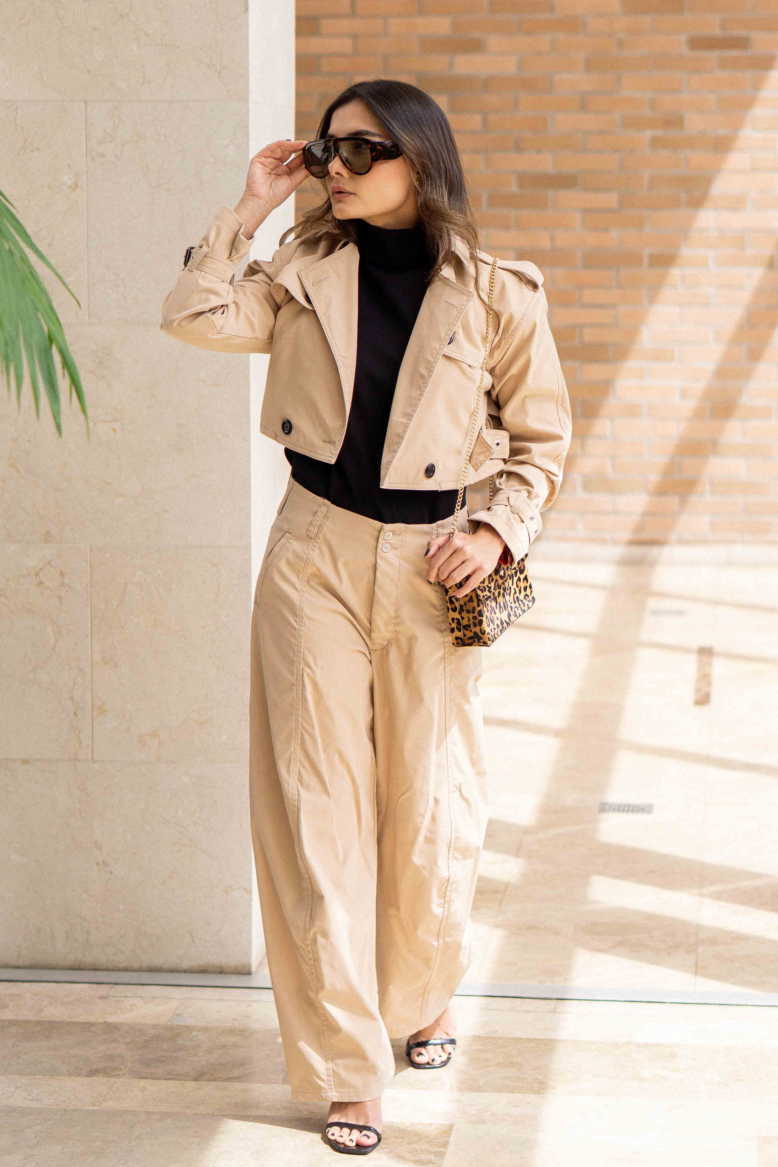 PTJ4037 chaqueta corta con botones y cuello en V