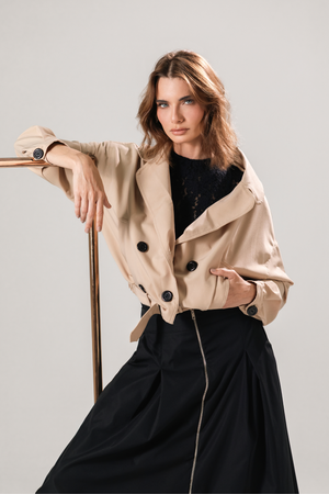 PTJ7002 chaqueta con botones y falda negra