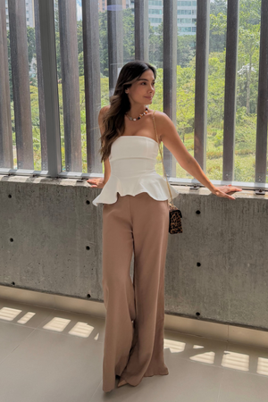 PTJ7035 blusa blanca con boleros y pantalón camel