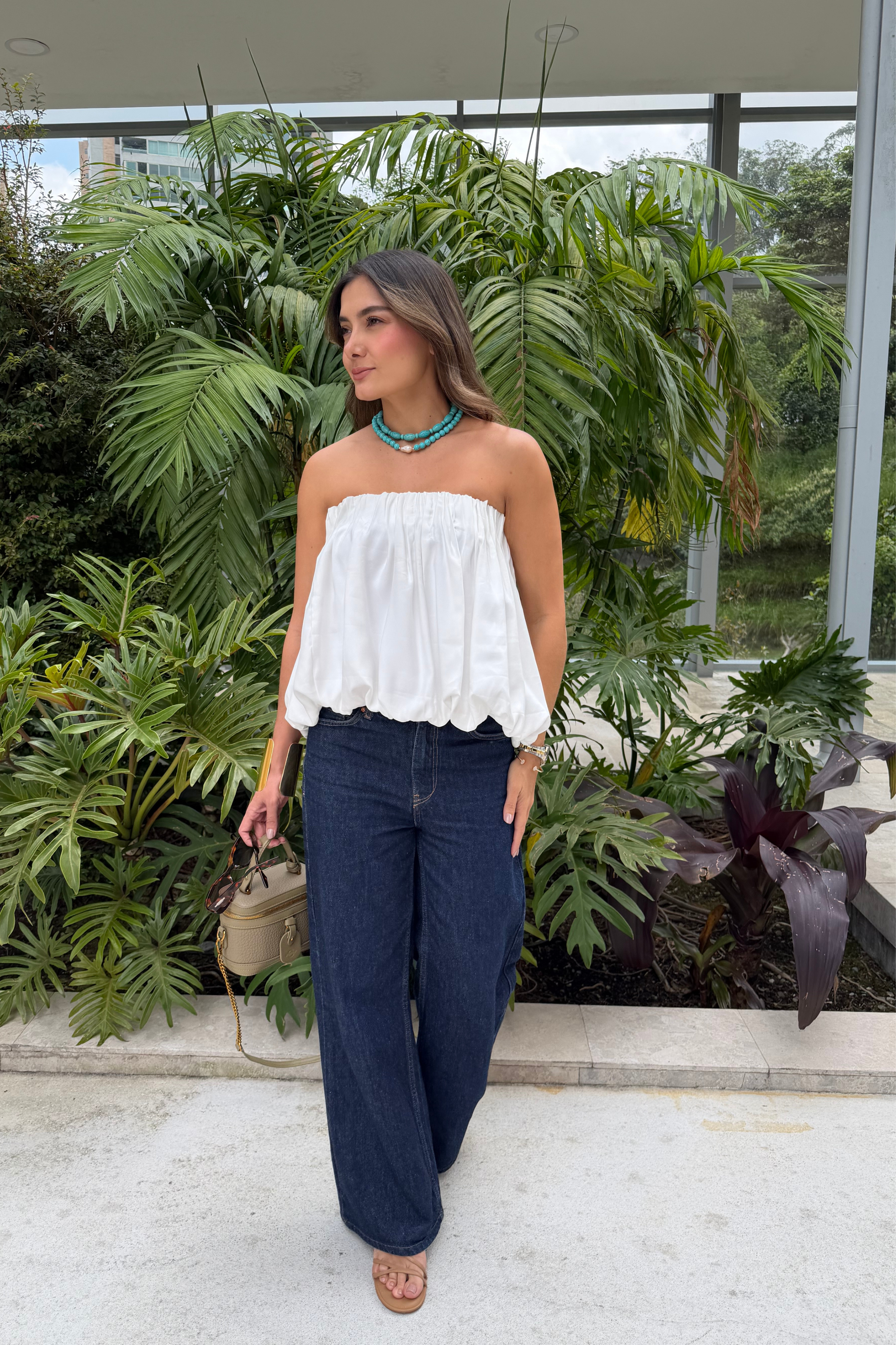 PTJ8815 blusa negra con elástico color blanca con jean