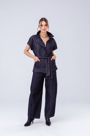 PTJ88170100 chaleco azul con bolsillos  con pantalón en índigo