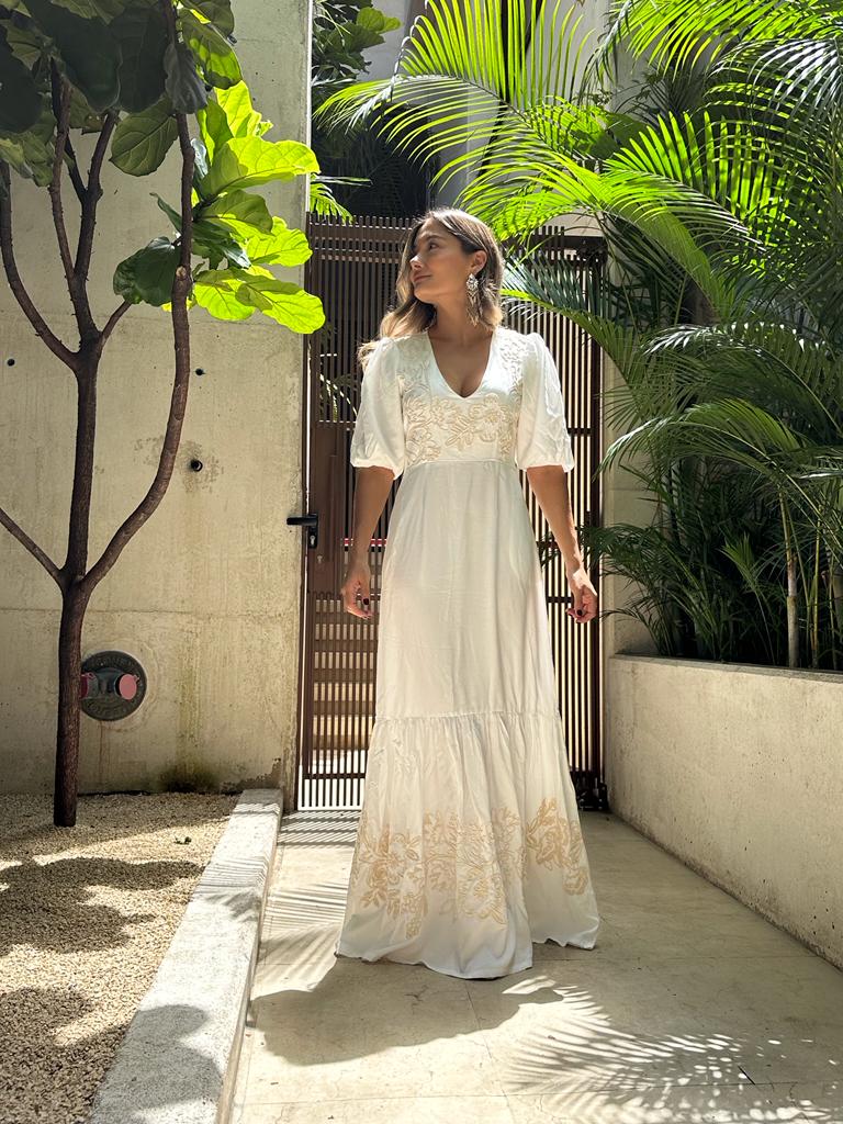 Vestido manga 3/4 con bordado con aretes 