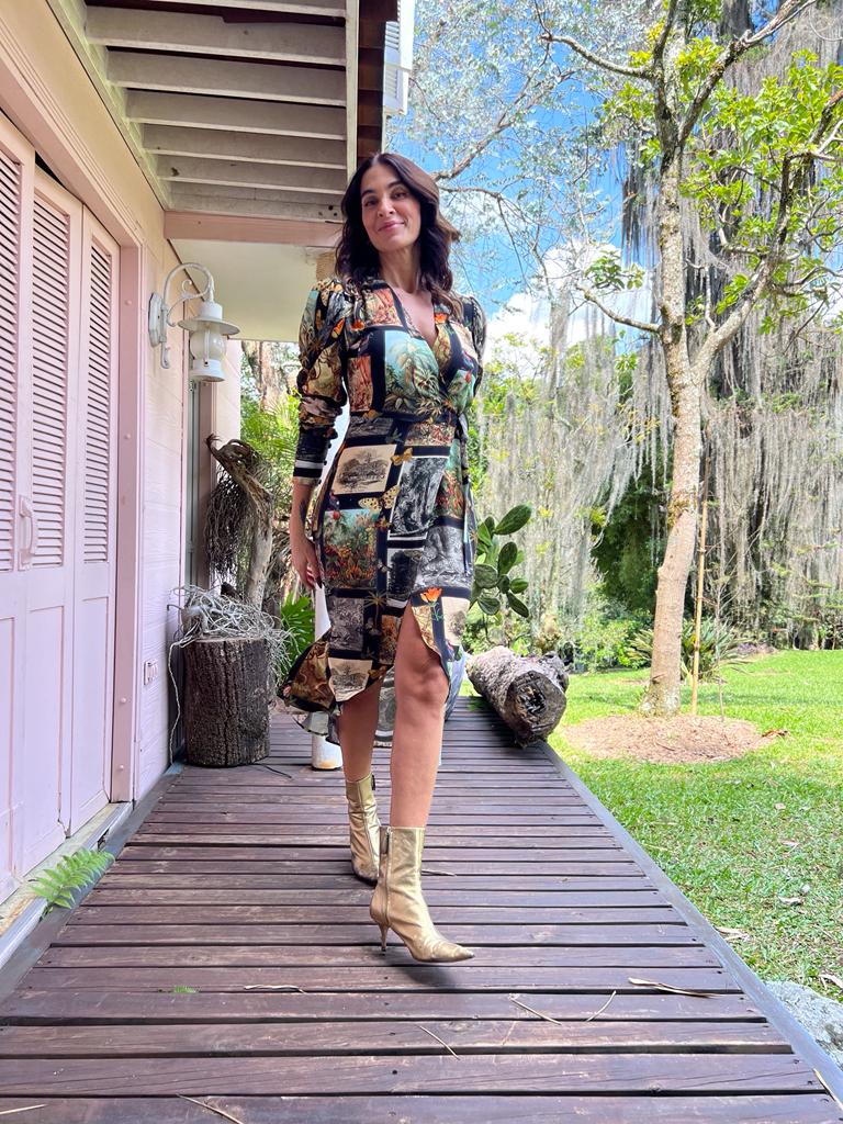 Vestido midi con botas doradas