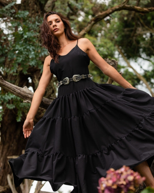 Correa negra para mujer con vestido negro, elegante.