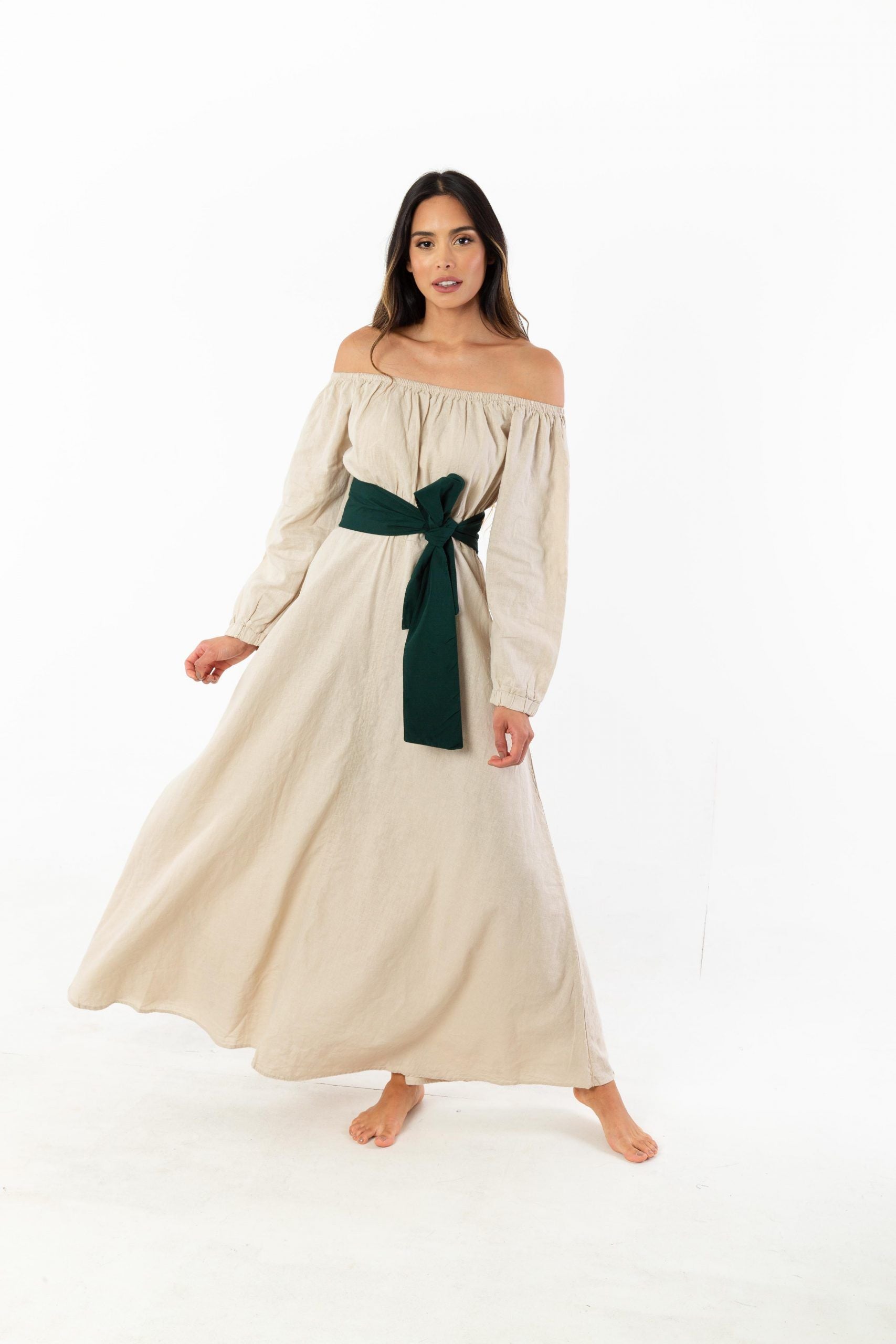 Vestido beige con cinturon de color verde