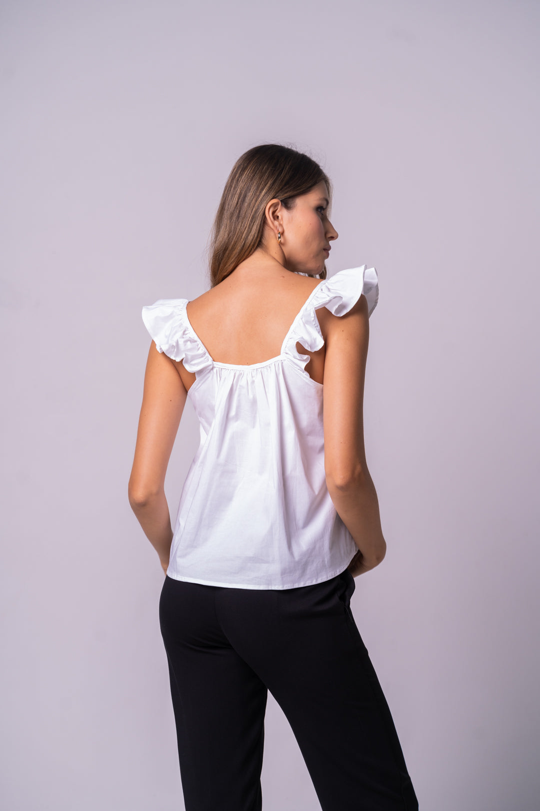 Blusa blanca con mangas delicadas y románticas.