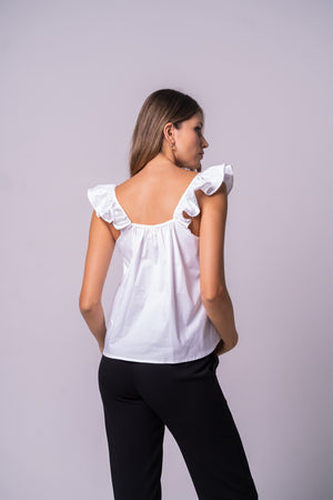 Blusa blanca con mangas delicadas y románticas.