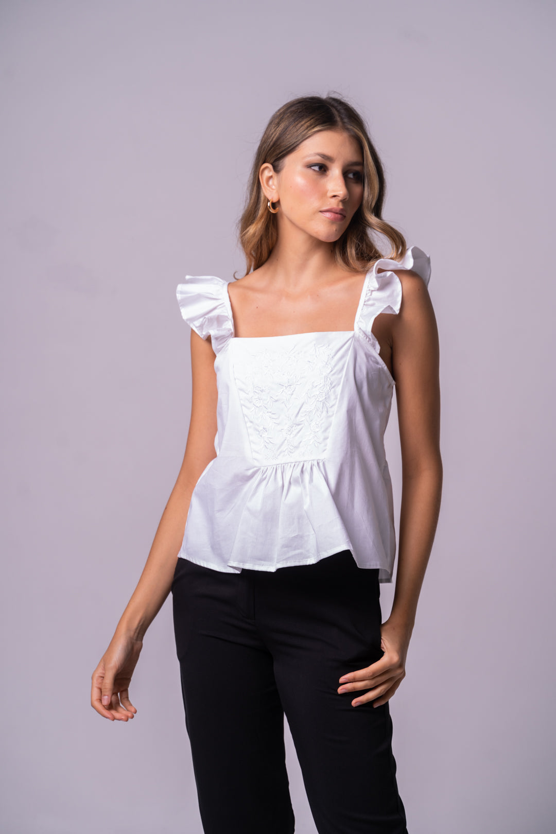 Blusa romántica con boleros en las mangas y bordado frontal.