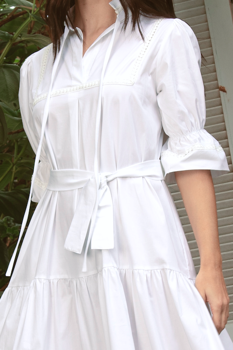 Vestido blanco y largo con detalles de textura románticos.