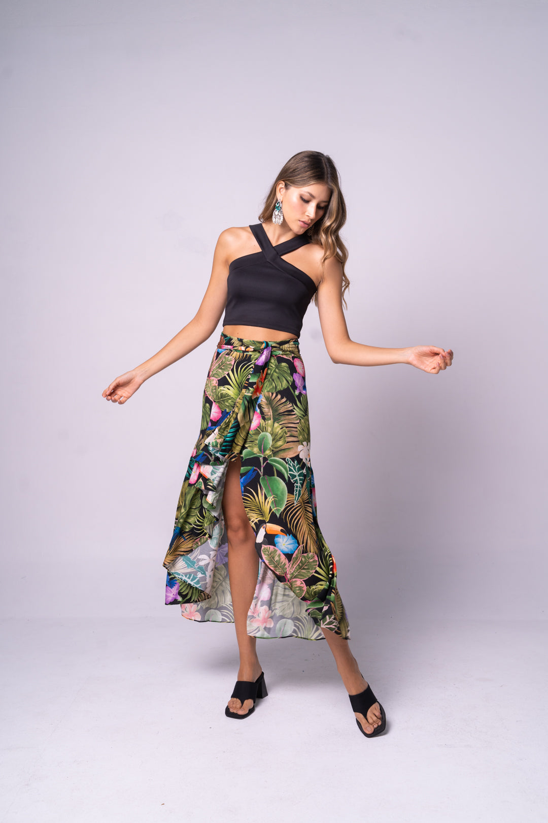 Falda larga con corte asimétrico en estampado negro y verde.