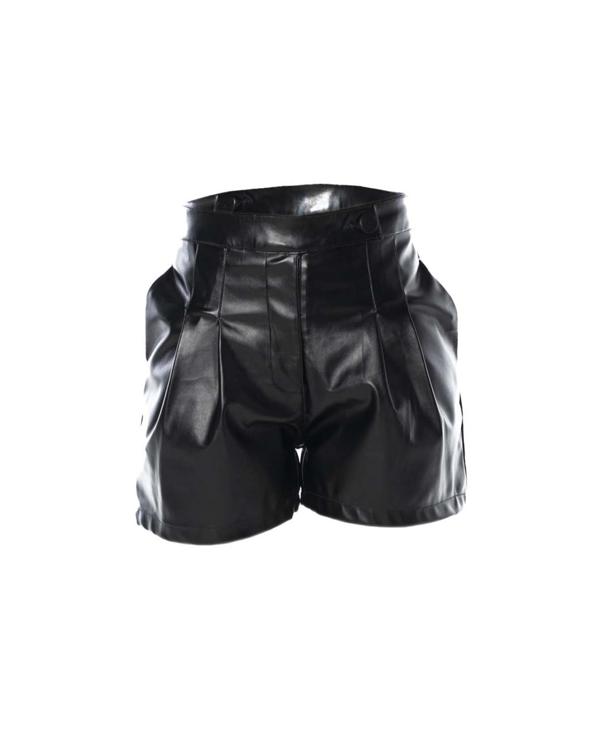 Short en cuero sintético con prenses y bolsillos laterales.