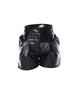 Short en cuero sintético con prenses y bolsillos laterales.
