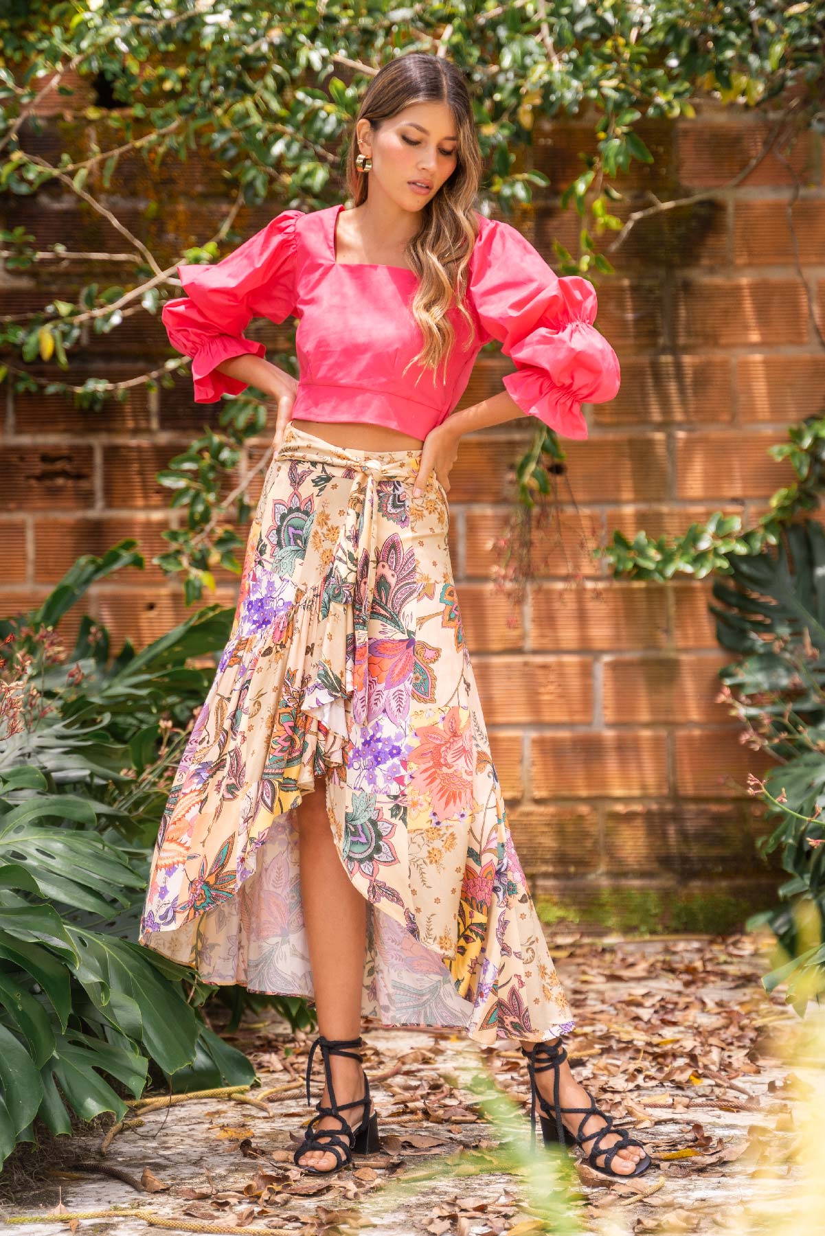 Blusa con mangas puf y falda larga con lazo