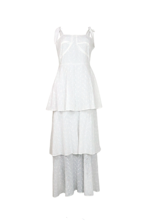 Vestido blanco y largo con volantes en la falda y tela en ojalillo.