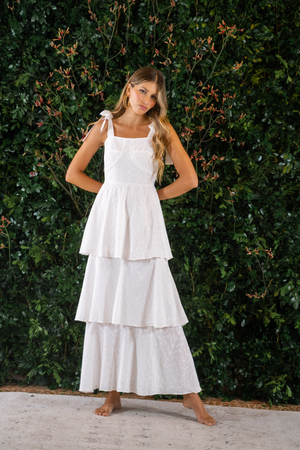 Vestido de tiras en tela de ojalillo blanca.