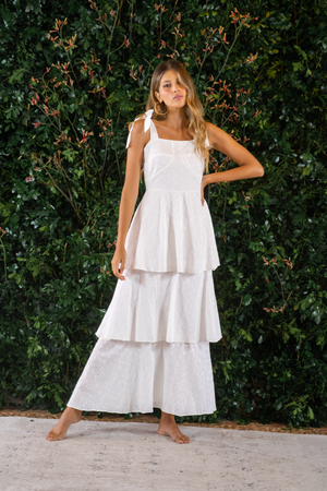 Vestido largo en ojalillo con volantes.