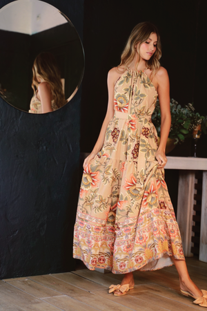 Vestido largo, color beige con cuello halter.