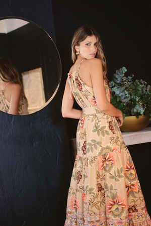 Vestido largo, color beige con escote.