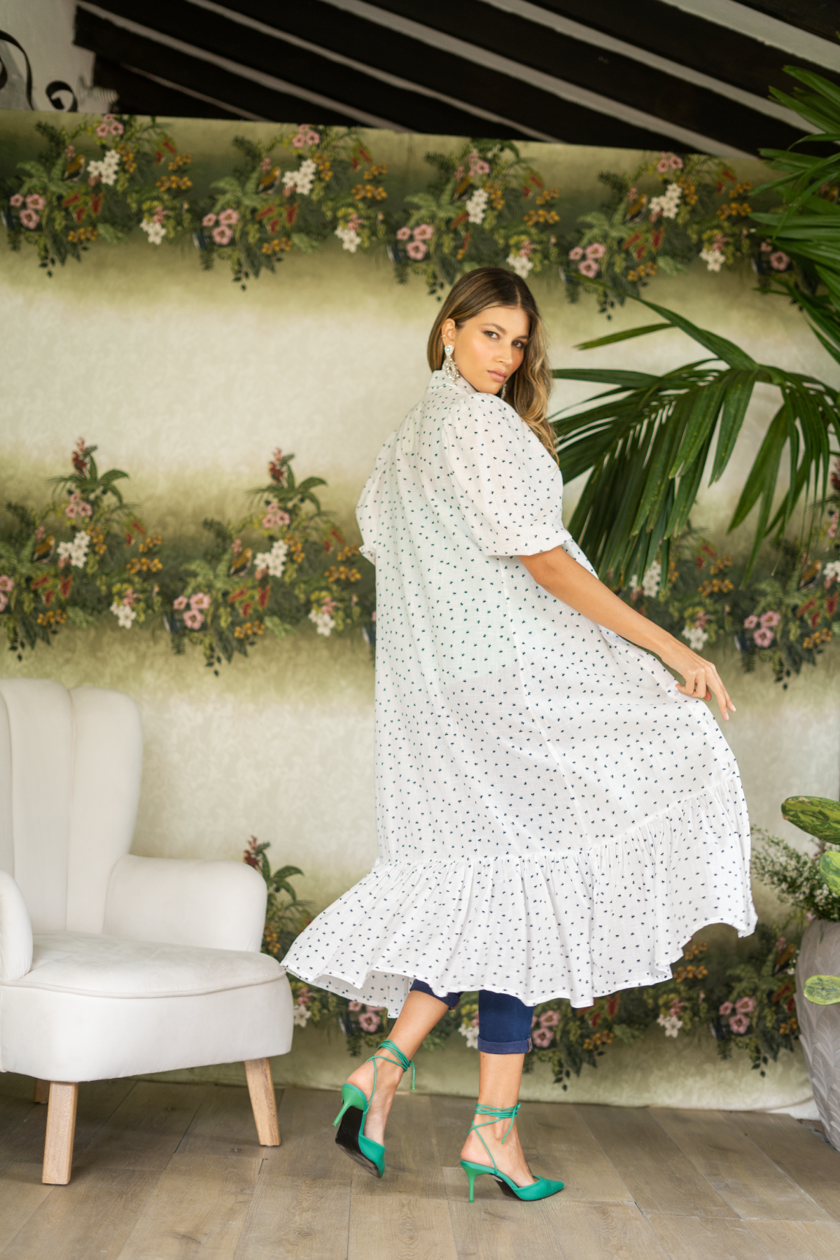 Kimono, blue jeans y tacones verdes.