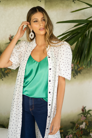 Kimono largo con botones oscuros y blusa verde.