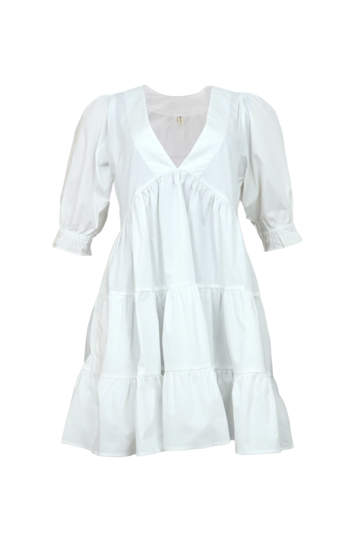 Vestido corto y blanco con mangas midi.