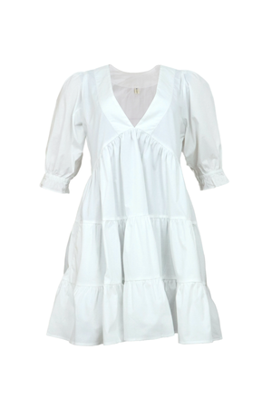 Vestido corto y blanco con mangas midi.