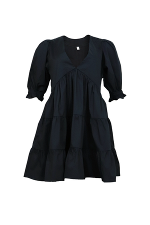 Vestido corto y negro con mangas midi.
