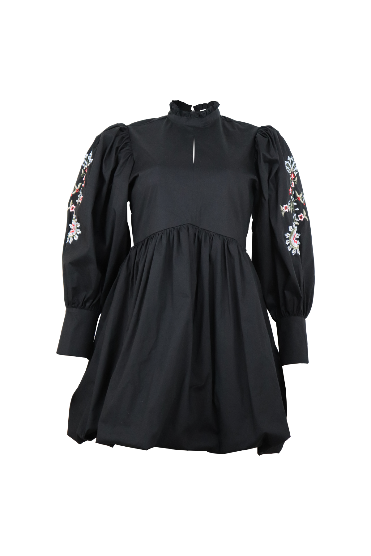 Vestido negro con bordados.