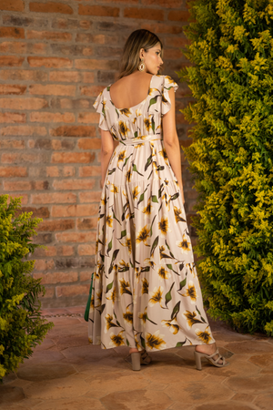 Vestido largo y femenino con escote cuadrado.