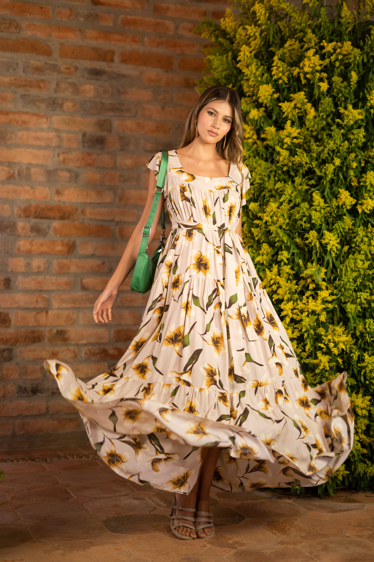 Vestido claro para fiestas y celebraciones.